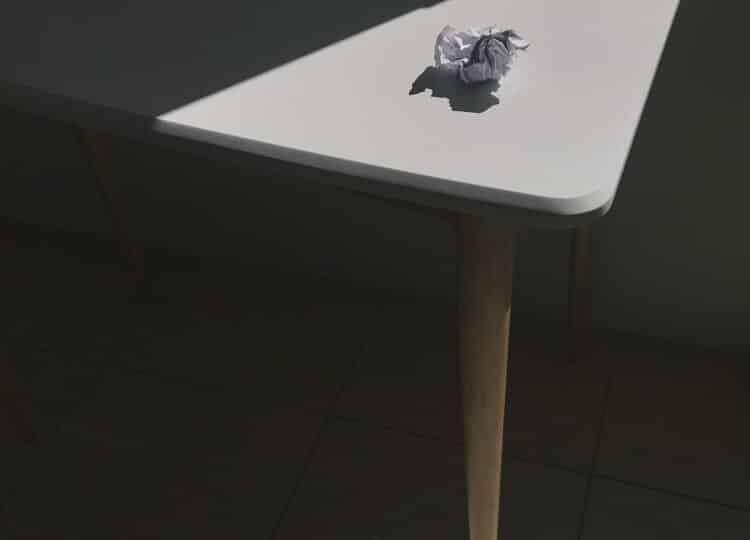 Mesa con papel arrugado